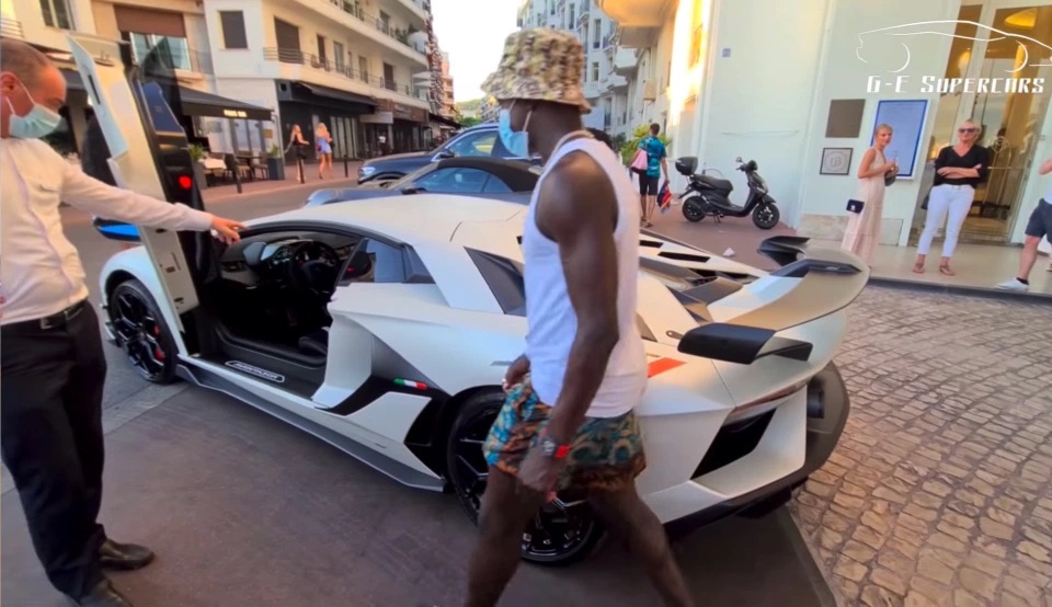 Hậu vệ Manchester City bị bắt gặp bên chiếc Lamborghini Aventador SVJ tại Pháp vào mùa hè năm nay