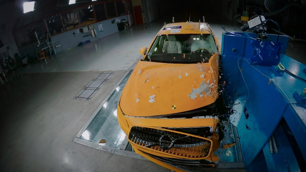 Những chiếc &ocirc; t&ocirc; Volvo sẽ được thử nghiệm va chạm trực diện hoặc b&ecirc;n sườn