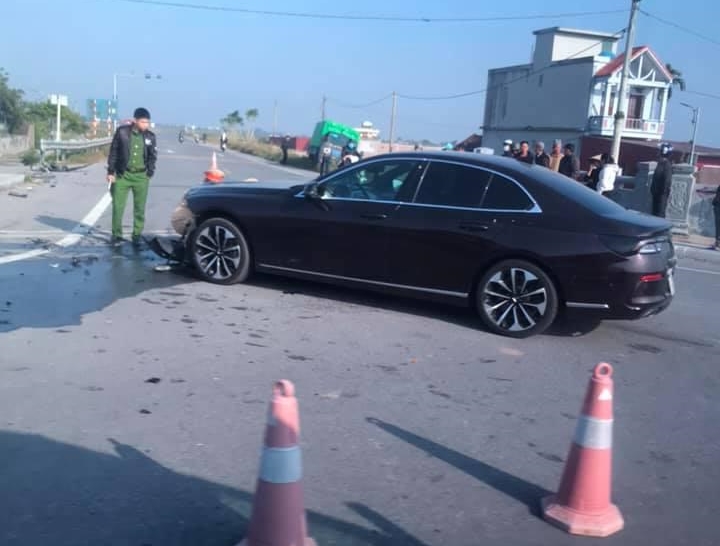 Lực lượng chức năng tại hiện trường vụ tai nạn Lực lượng chức năng tại hiện trường vụ tai nạn