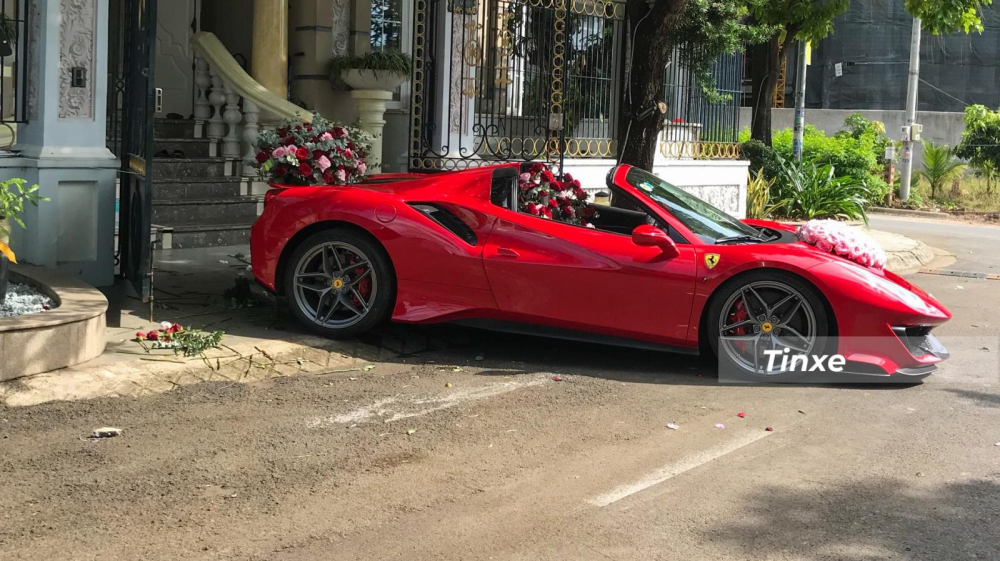 Chiếc si&ecirc;u xe mui trần Ferrari 488 Pista Spider sau đ&oacute; được vận chuyển về nh&agrave; ri&ecirc;ng của doanh nh&acirc;n Ho&agrave;ng Kim Kh&aacute;nh ở quận 12