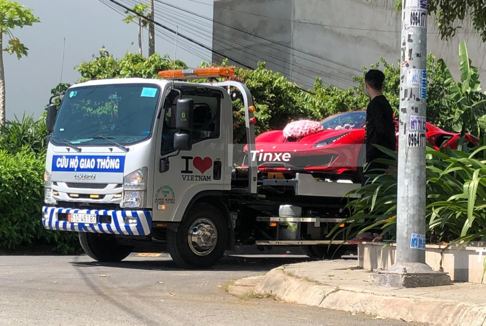 Chiếc si&ecirc;u xe b&iacute; ẩn Ferrari của Ho&agrave;ng Kim Kh&aacute;nh được vận chuyển bằng xe cứu hộ v&agrave;o s&aacute;ng nay v&agrave; thuộc phi&ecirc;n bản 488 Pista Spider 