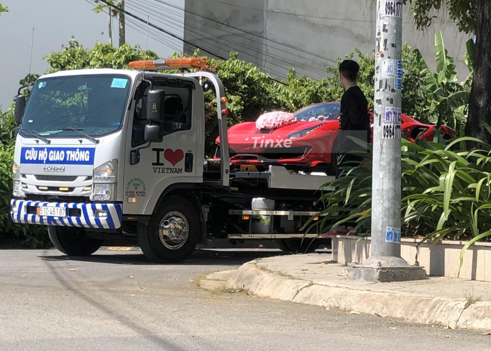 Sau đ&oacute;, chiếc Ferrari 488 Pista Spider được vận chuyển về nh&agrave; ri&ecirc;ng của doanh nh&acirc;n Ho&agrave;ng Kim Kh&aacute;nh