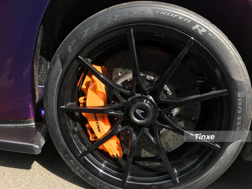 M&acirc;m xe McLaren Senna độc nhất Việt Nam c&oacute; m&agrave;u đen v&agrave; kẹp phanh m&agrave;u cam