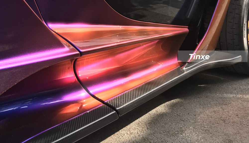 Ở g&oacute;c nh&igrave;n n&agrave;y cho thấy m&agrave;u sơn cam v&agrave; t&iacute;m hay xanh của chiếc McLaren Senna ho&agrave; v&agrave;o với nhau v&agrave; c&ograve;n tạo ra m&agrave;u xước, để thấy m&agrave;u n&agrave;y cần nắng kh&ocirc;ng qu&aacute; gắt