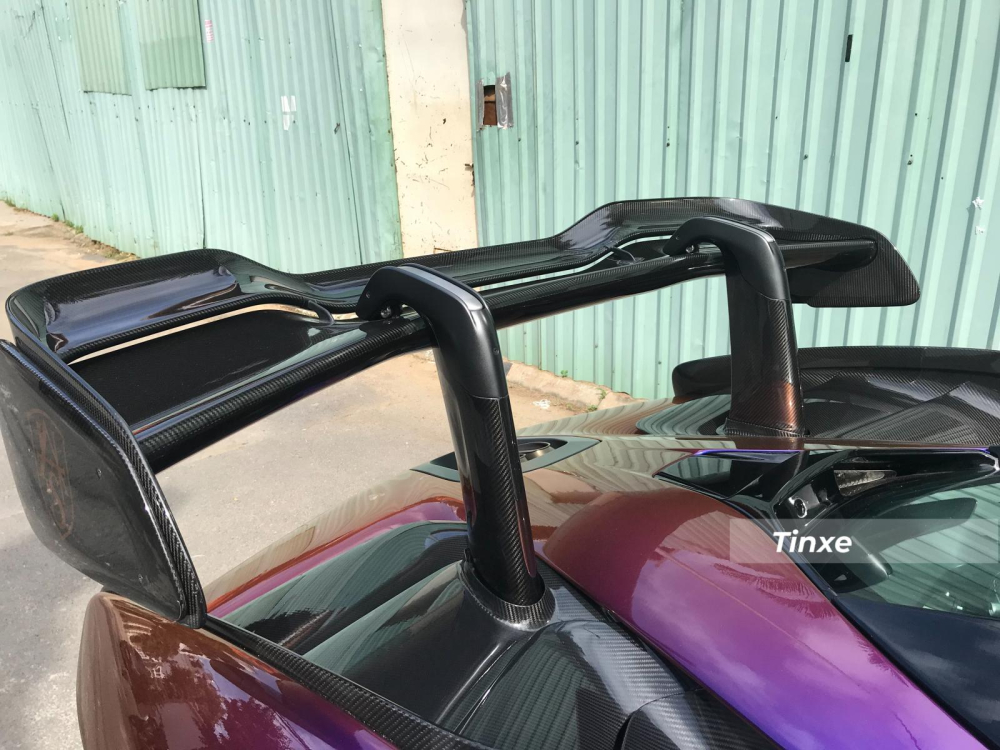 To&agrave;n bộ c&aacute;nh gi&oacute; đu&ocirc;i khổng lồ ph&iacute;a sau của McLaren Senna bằng carbon