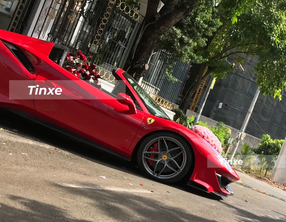 Đ&acirc;y kh&ocirc;ng chỉ l&agrave; chiếc Ferrari 488 Pista đầu ti&ecirc;n tại Việt Nam lộ diện tr&ecirc;n mạng x&atilde; hội m&agrave; c&ograve;n thuộc phi&ecirc;n bản Ferrari 488 Pista Spider