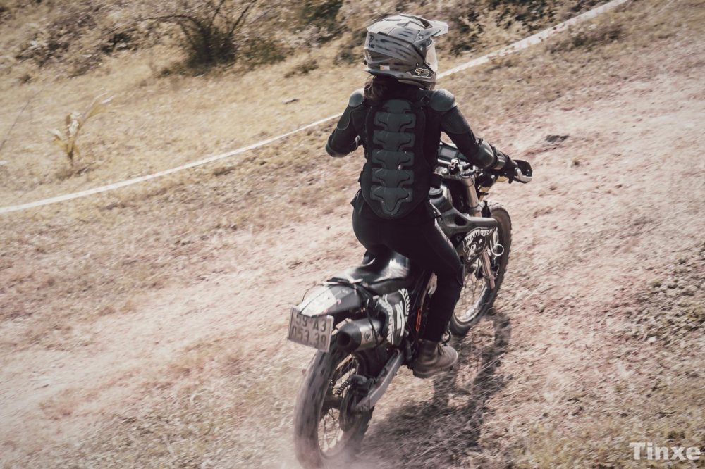 Vận động vi&ecirc;n nữ người nước ngo&agrave;i rất tự tin tr&ecirc;n chiếc Kawasaki KLX250