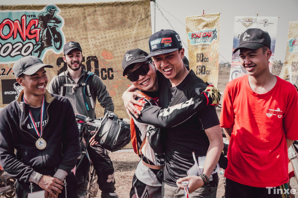 Đương kim v&ocirc; địch S&ocirc;ng Hồng Trail 2019 tiếp tục nhận giải thưởng, vui vẻ b&ecirc;n fan cứng của m&igrave;nh