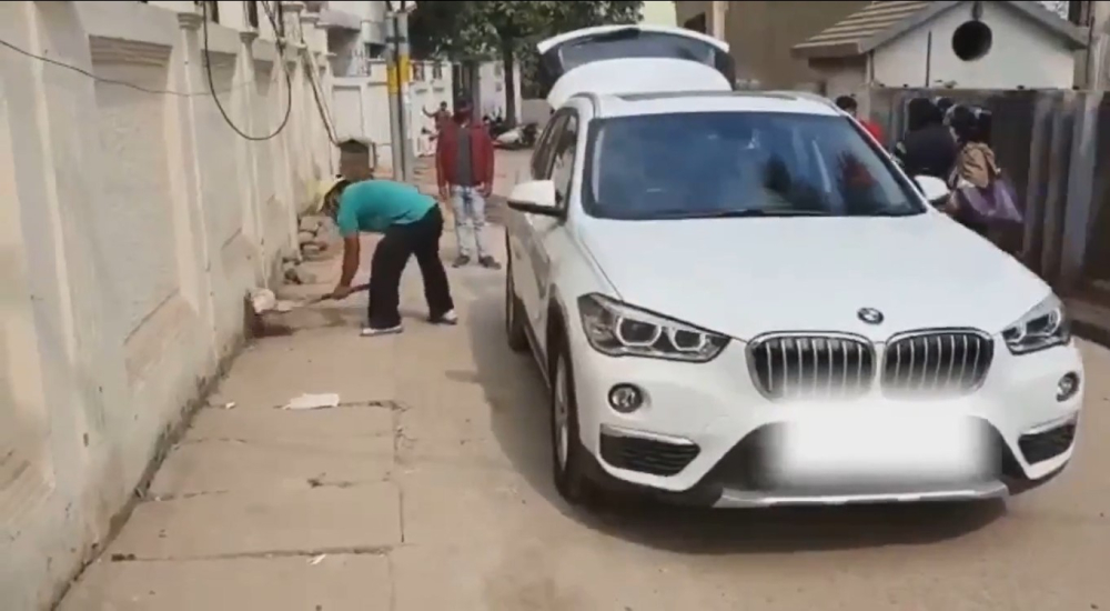 &Ocirc;ng Srivastav x&uacute;c r&aacute;c b&ecirc;n lề đường