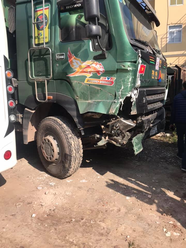 Chiếc xe Howo bị biến dạng đầu xe sau vụ tai nạn