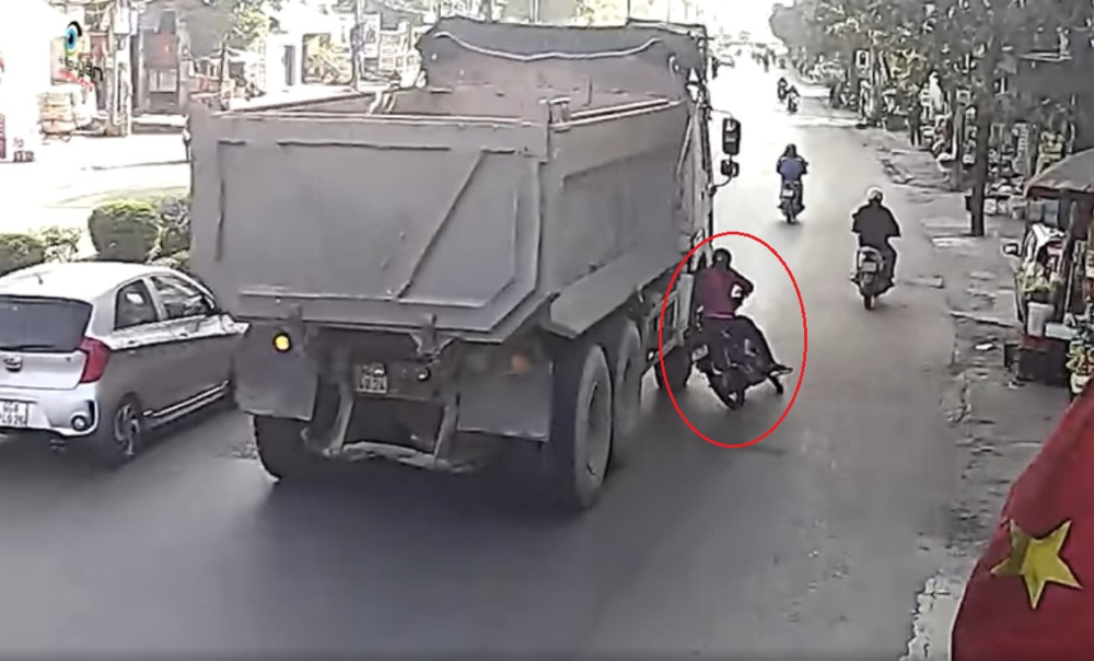 Khoảnh khắc chiếc xe ben va chạm với xe m&aacute;y