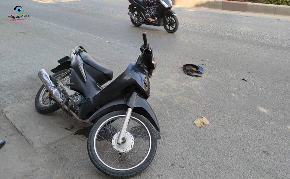 Chiếc xe m&aacute;y của nạn nh&acirc;n nằm đổ tại hiện trường