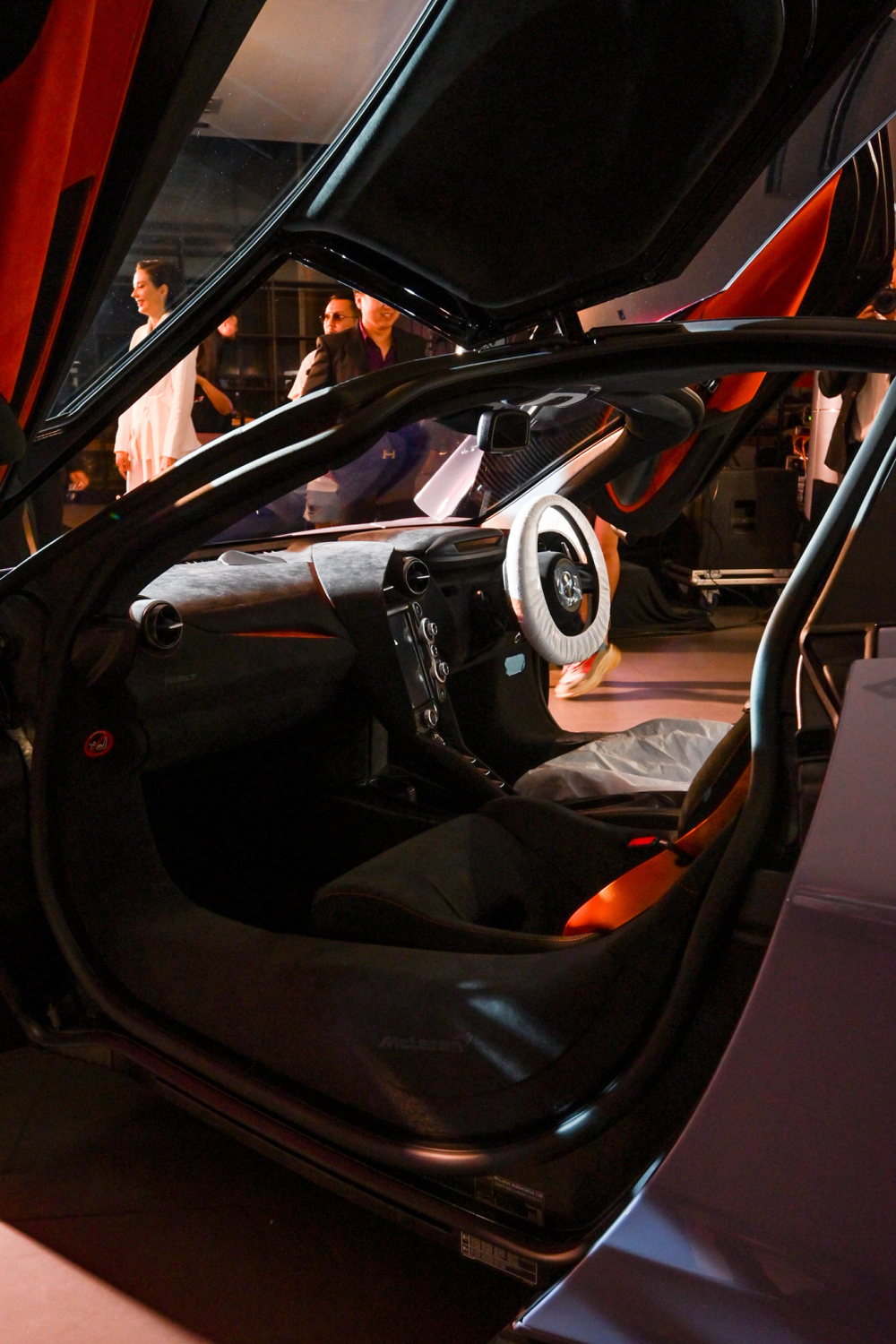 Chiếc si&ecirc;u xe McLaren 765LT n&agrave;y sử dụng tay l&aacute;i nghịch