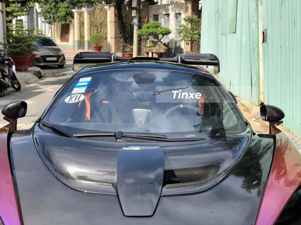Nội thất chiếc xe McLaren Senna c&oacute; m&agrave;u đen sọc cam