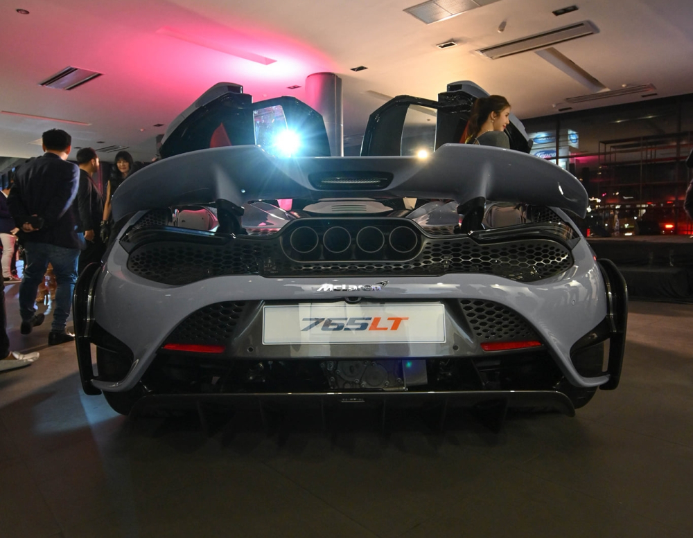 Mức gi&aacute; n&agrave;y tương đương với gi&aacute; xe Lamborghini Aventador SVJ mui trần khi đến Th&aacute;i