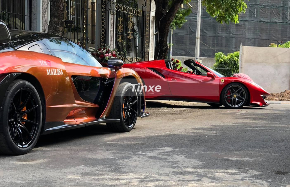 Đ&acirc;y c&oacute; thể l&agrave; lần thứ 2 Ho&agrave;ng Kim Kh&aacute;nh mang đầy đủ d&agrave;n si&ecirc;u xe cực khủng ra đường nhưng vẫn chưa r&otilde; l&agrave; khi l&aacute;i Ferrari 488 Pista Spider, doanh nh&acirc;n quận 12 sẽ để t&agrave;i xế điều khiển McLaren Senna hay l&agrave; cho si&ecirc;u phẩm n&agrave;y đi xe cứu hộ