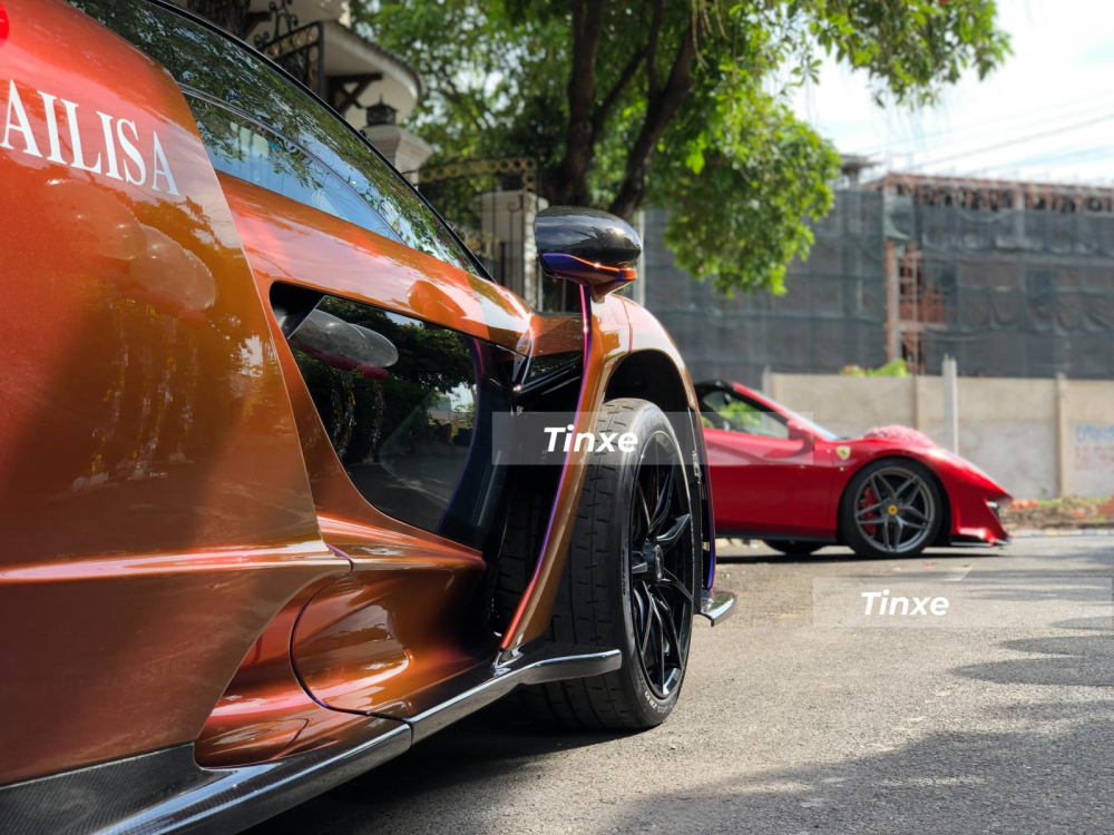 McLaren Senna c&oacute; m&agrave;u sơn tắc k&egrave; c&ograve;n si&ecirc;u xe mui trần Ferrari 488 Pista Spider mang m&agrave;u sơn đỏ