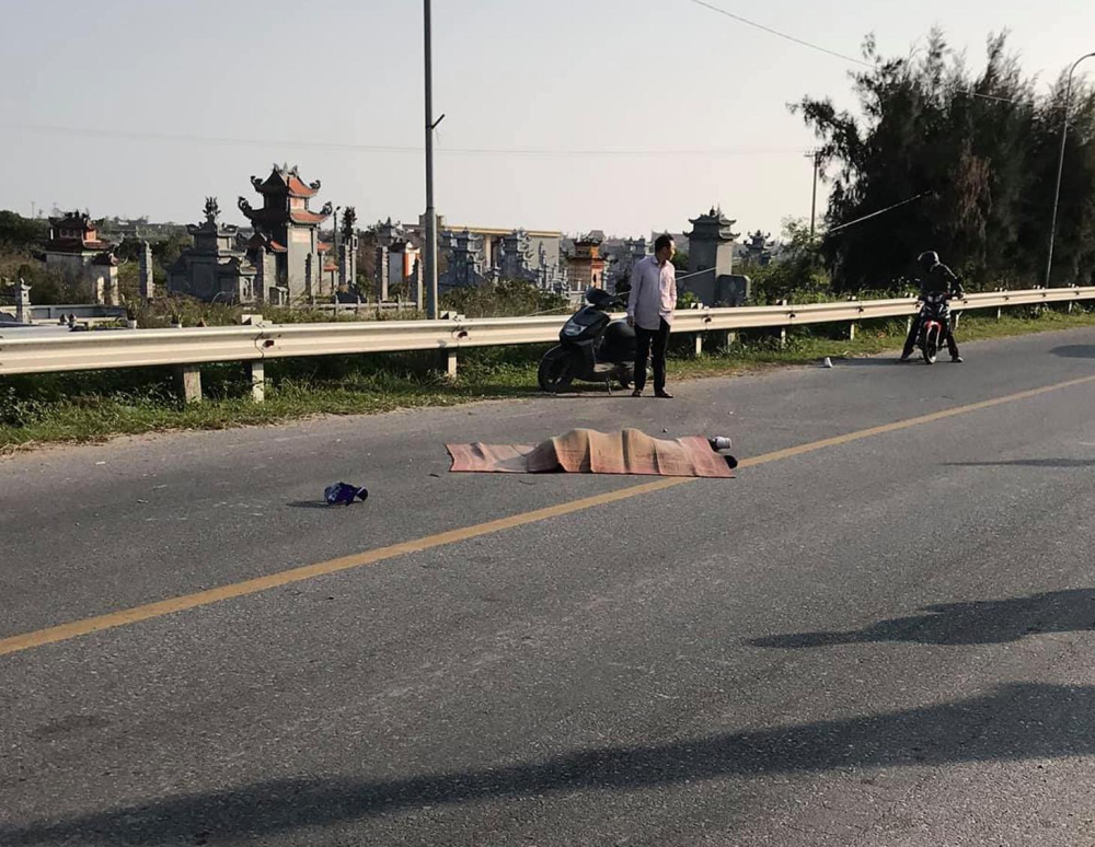 C&ograve;n nam thanh ni&ecirc;n tử vong c&aacute;ch xe m&aacute;y hơn 15 m&eacute;t