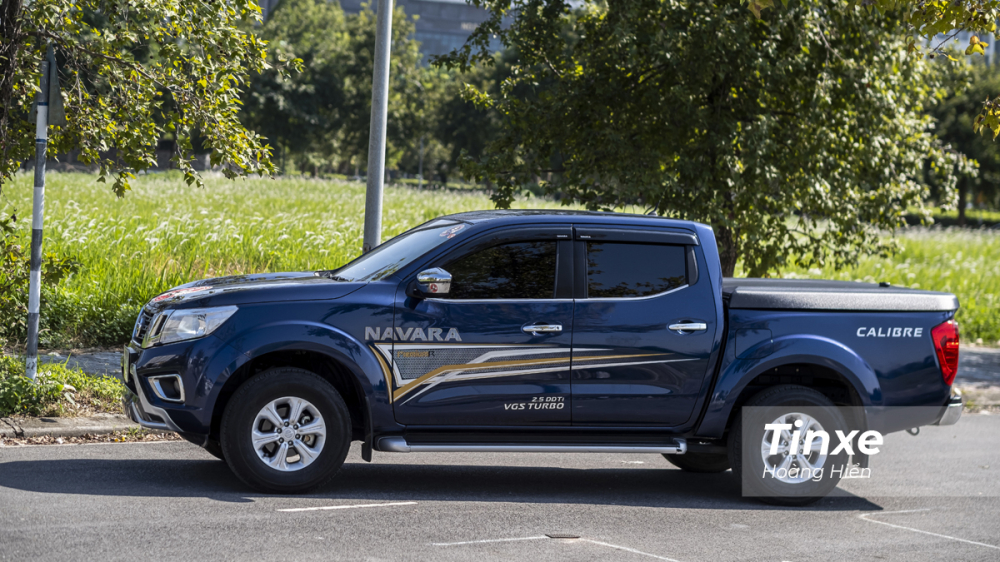 Với chiều dài 5.255mm, Nissan Navara EL cũng khá cồng kềnh khi di chuyển trong phố.