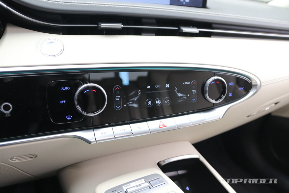 Khu vực chứa c&aacute;c n&uacute;t chỉnh điều h&ograve;a của Genesis GV70 2021