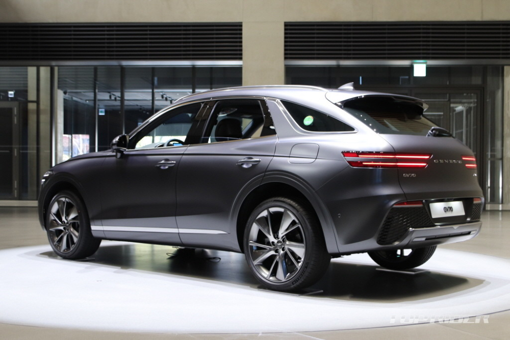 Genesis GV70 2021 c&oacute; cả động cơ xăng V6