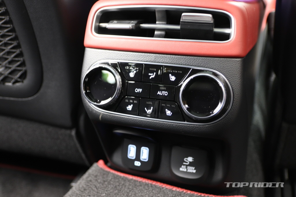 Cửa gi&oacute; điều h&ograve;a h&agrave;ng ghế sau của Genesis GV70 2021 