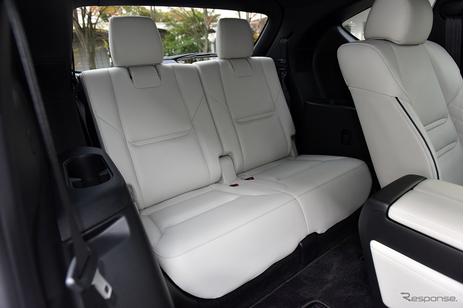 Hàng ghế nào của Mazda CX-8 Exclusive Mode 2021 cũng có 2 cổng USB