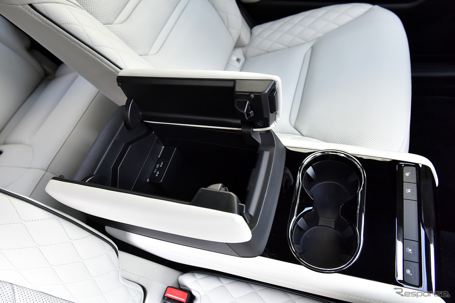 Bệ tì tay trung tâm ở hàng ghế giữa của Mazda CX-8 Exclusive Mode 2021