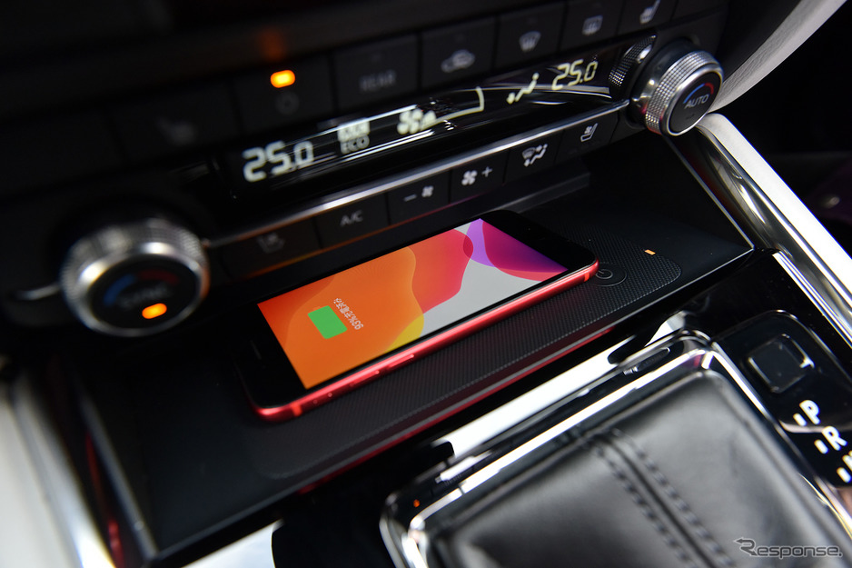 Khay sạc điện thoại không dây của Mazda CX-8 Exclusive Mode 2021