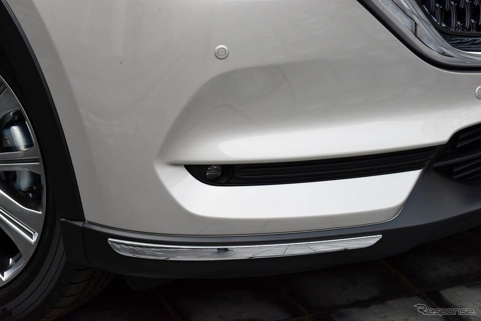 Nẹp mạ crôm trên cản trước của Mazda CX-8 Exclusive Mode 2021