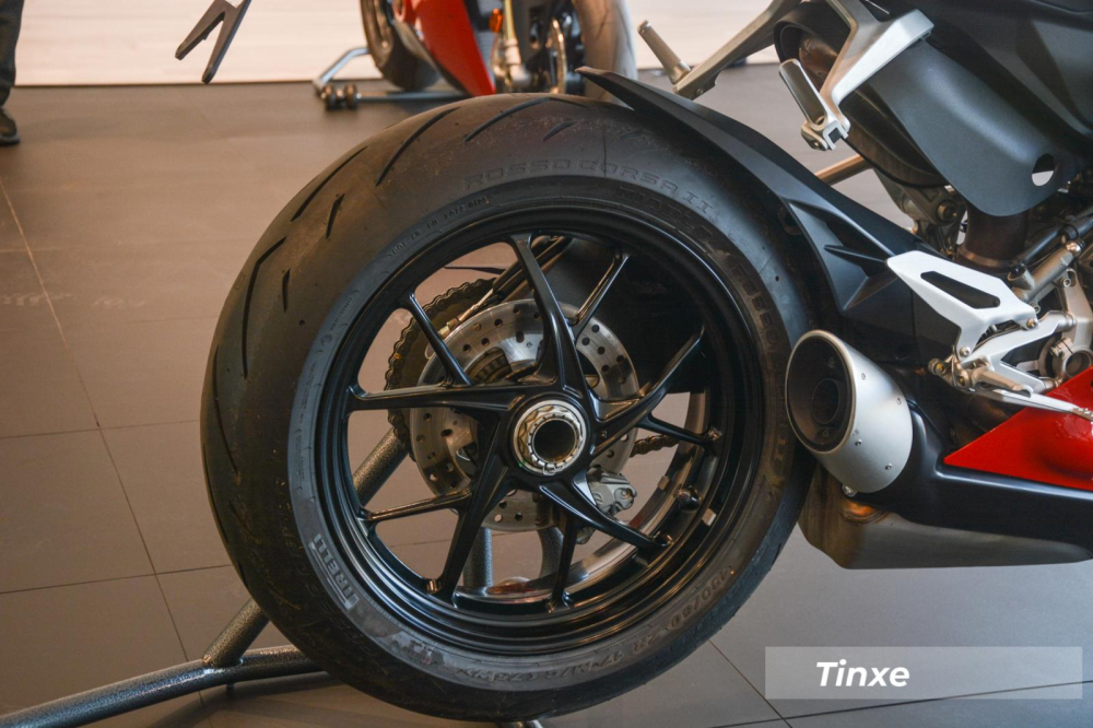 Ducati Panigale V2 2020 được trang bị bộ lốp Pirelli Diablo Rosso Corsa II.