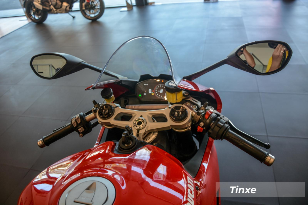 Cận cảnh khoang l&aacute;i của Ducati Panigale V2 2020