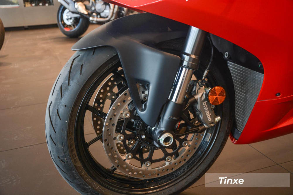 Ducati Panigale V2 2020 được trang bị cặp phuộc h&agrave;nh tr&igrave;nh ngược ph&iacute;a trước của Showa