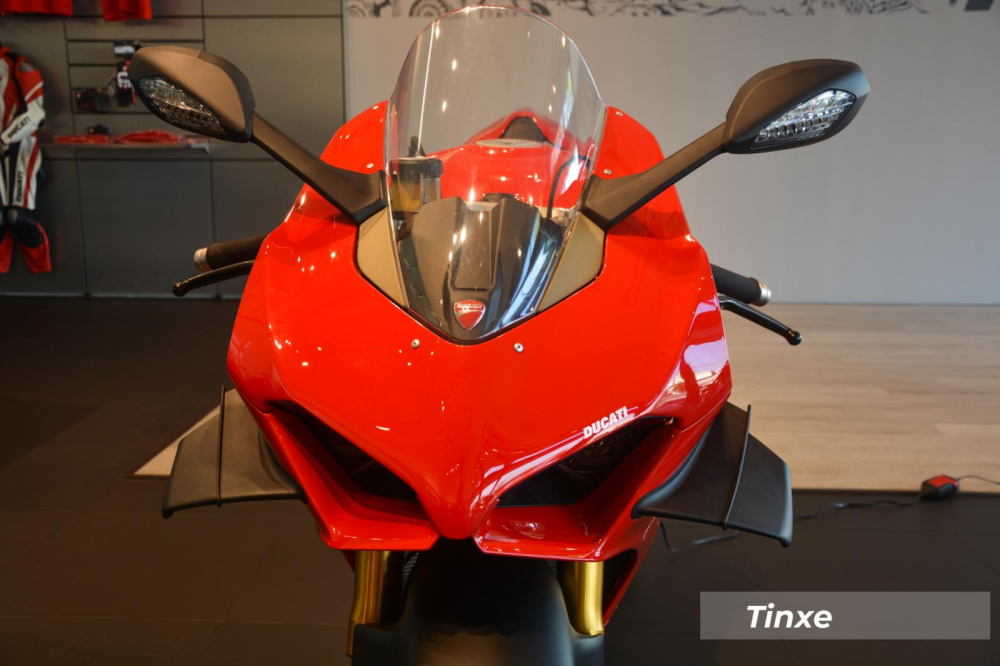 Cánh gió 2 bên đầu xe cũng giúp mặt tiền Ducati Panigale V4 S 2020 ngầu hơn so với bản cũ Cánh gió 2 bên đầu xe cũng giúp mặt tiền Ducati Panigale V4 S 2020 ngầu hơn so với bản cũ