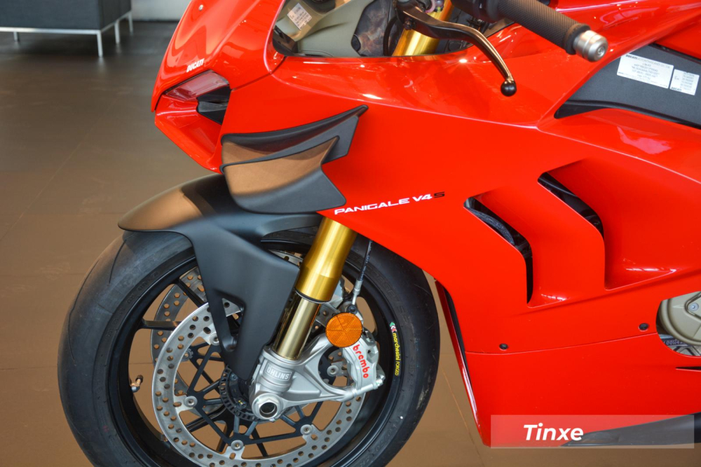 Và ấn tượng nhất chính là 2 cánh gió đầu xe có thể giúp Ducati Panigale V4 S 2020 tăng lực ép xuống mặt đường 30 kg khi chạy tốc độ 270 km/h Và ấn tượng nhất chính là 2 cánh gió đầu xe có thể giúp Ducati Panigale V4 S 2020 tăng lực ép xuống mặt đường 30 kg khi chạy tốc độ 270 km/h