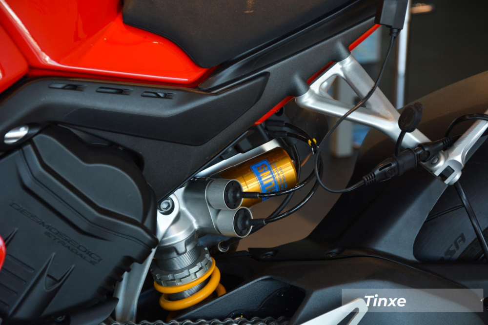 Và bánh sau là giảm xóc lò xo cũng của Ohlins Và bánh sau là giảm xóc lò xo cũng của Ohlins
