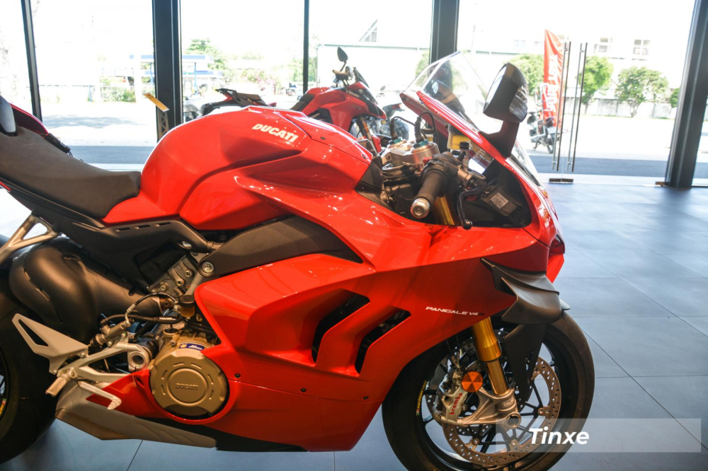 Nhìn bên ngoài của Ducati Panigale V4 S phiên bản 2020 rất dễ nhận ra xe có thêm các khe thoát khí mới mang tính động học Nhìn bên ngoài của Ducati Panigale V4 S phiên bản 2020 rất dễ nhận ra xe có thêm các khe thoát khí mới mang tính động học