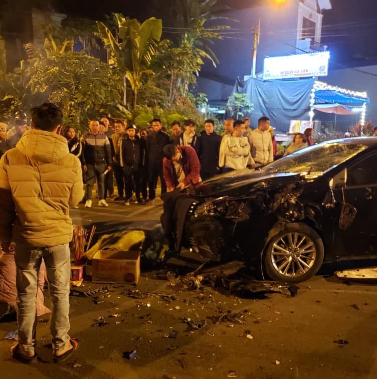 Chiếc &ocirc; t&ocirc; bị vỡ n&aacute;t g&oacute;c đầu xe b&ecirc;n tr&aacute;i