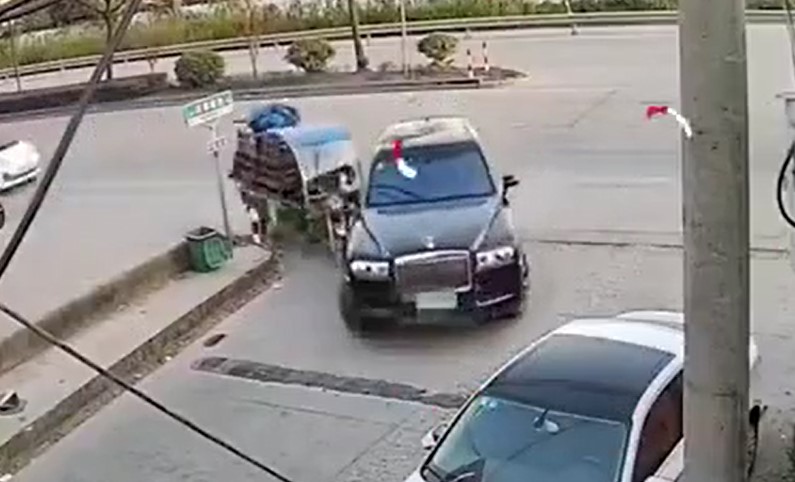 Chiếc Rolls-Royce Cullinan rẽ phải v&agrave;o ng&otilde; v&agrave; va chạm với xe ba g&aacute;c