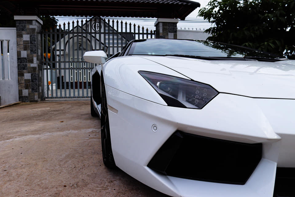 Thiết kế đ&egrave;n pha của si&ecirc;u xe mui trần Lamborghini Aventador LP700-4 Roadster