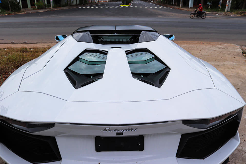 Si&ecirc;u xe Lamborghini Aventador Roadster c&oacute; mui xe bằng carbon với 2 mảnh ri&ecirc;ng biệt