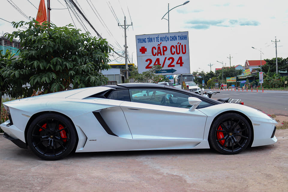 Chiếc si&ecirc;u xe mui trần Lamborghini Aventador LP700-4 Roadster ở B&igrave;nh Phước c&oacute; bộ m&acirc;m 5 chấu k&eacute;p với kẹp phanh m&agrave;u đỏ
