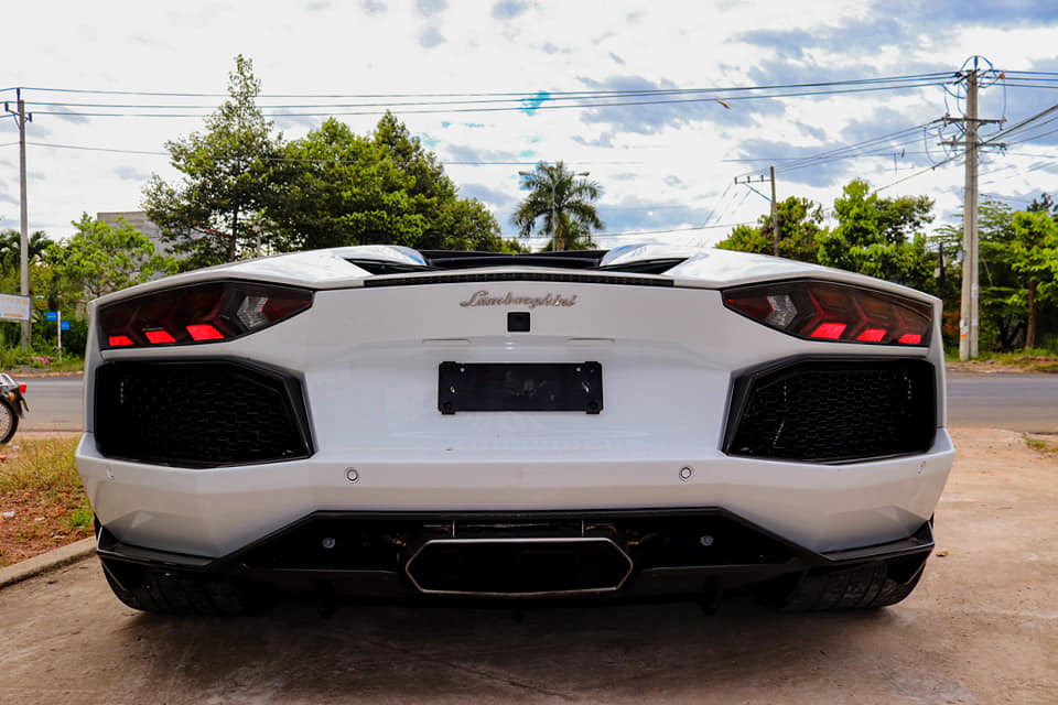 Vẻ c&aacute; t&iacute;nh của Lamborghini Aventador LP700-4 Roadster độc nhất tại B&igrave;nh Phước nh&igrave;n từ đu&ocirc;i xe