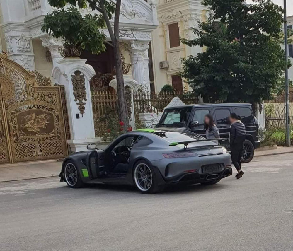 Siêu xe Mercedes-AMG GT R Pro đọ dáng cùng Mercedes-AMG G63 Edition One Siêu xe Mercedes-AMG GT R Pro đọ dáng cùng Mercedes-AMG G63 Edition One