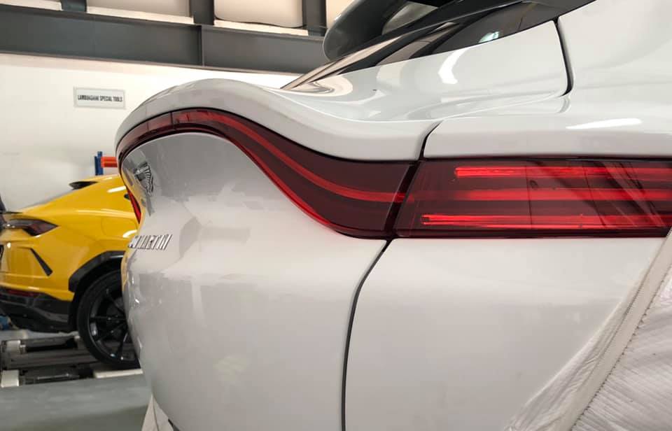 Còn đây là hình ảnh hiếm hoi về chiếc SUV hạng sang cỡ lớn Aston Martin DBX đầu tiên về Việt Nam, xe mang màu trắng và phía xa là Lamborghini Urus màu vàng