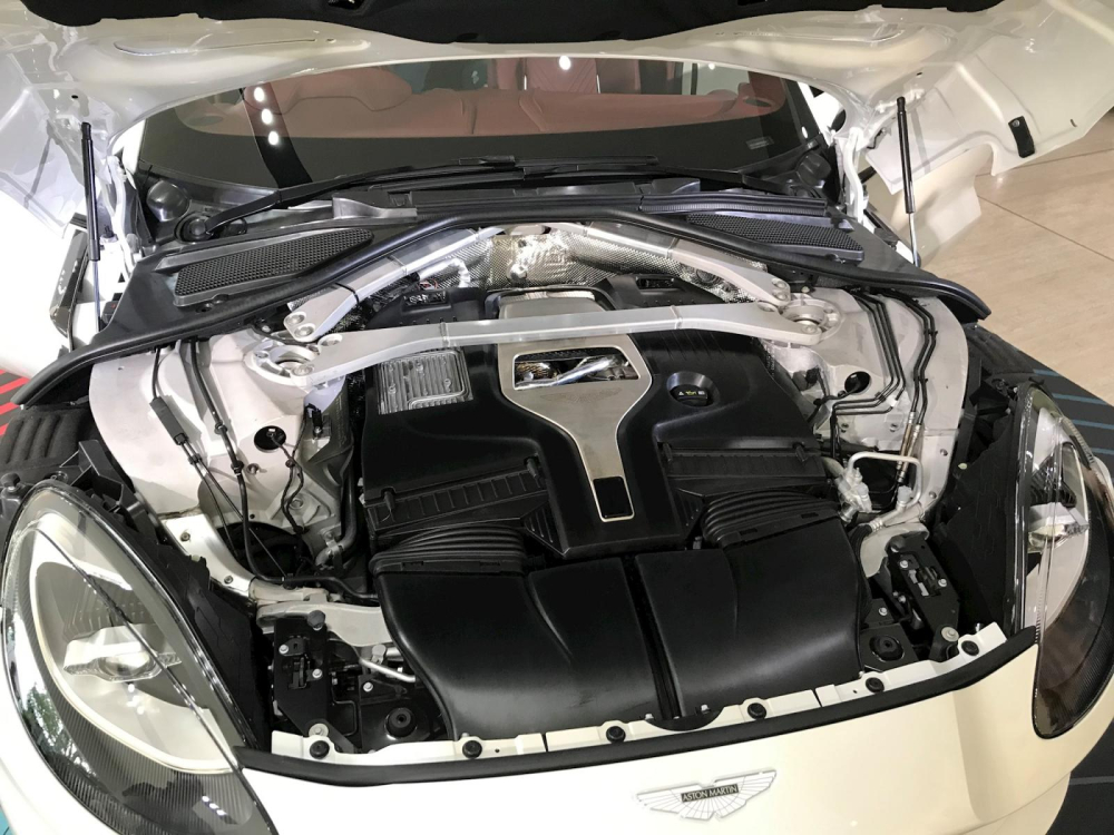 Khối động cơ xăng V8, tăng áp kép, dung tích 4.0 của Aston Martin DBX 2020