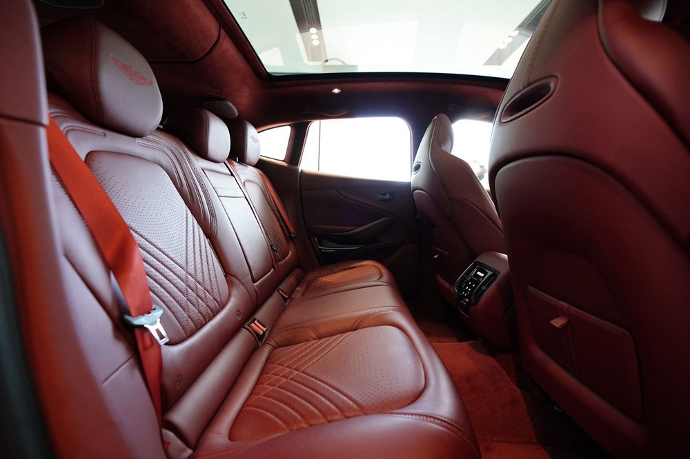 Còn đây là hàng ghế sau của Aston Martin DBX