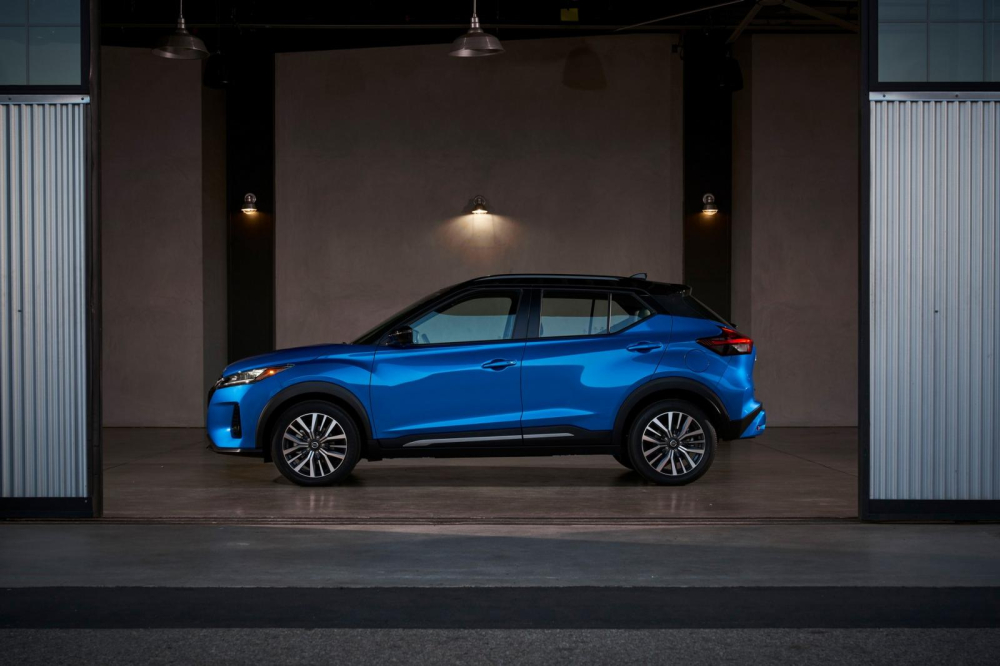 Nissan Kicks 2021 nhìn từ bên sườn