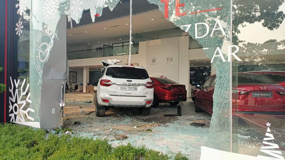 Hiện trường vụ tai nạn tại showroom ô tô Mazda ở Phú Thọ Hiện trường vụ tai nạn tại showroom ô tô Mazda ở Phú Thọ