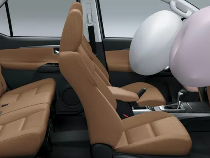 Toyota Fortuner 2021 tại Trung Đ&ocirc;ng c&oacute; 2 t&uacute;i kh&iacute; trước với t&uacute;i kh&iacute; đầu gối cho người l&aacute;i